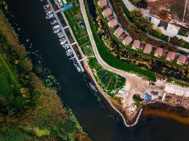 Luchtbeeld van de rivier in de stad
