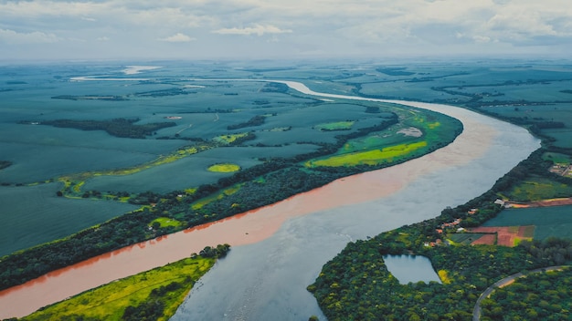 Luchtbeeld van de rivier te midden van het landschap tegen de lucht