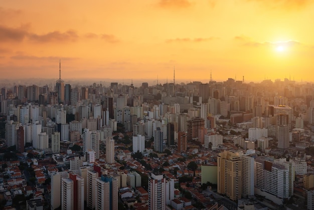 Luchtbeeld van de skyline van Sao Paulo en de wijk Aclimacao bij zonsondergang Sao Paulo Brazilië