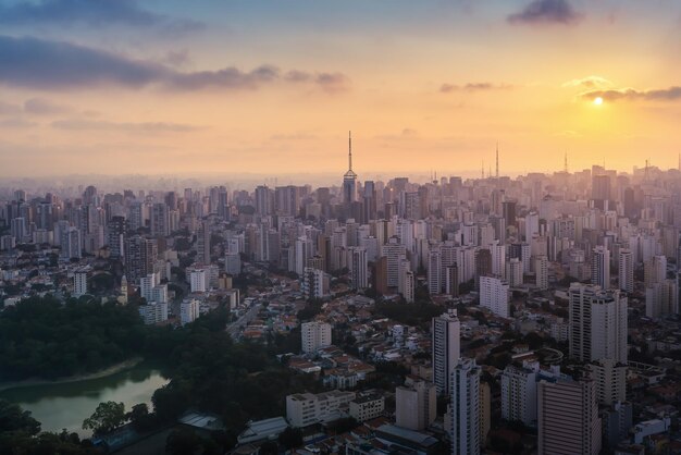 Luchtbeeld van de skyline van Sao Paulo met de wijk Aclimacao en het Aclimacao Park bij zonsondergang Sao Paulo Brazilië