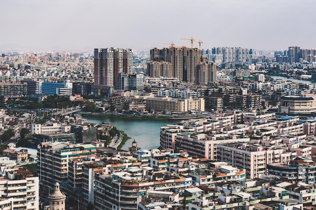 Luchtbeeld van de stad aan de waterkant