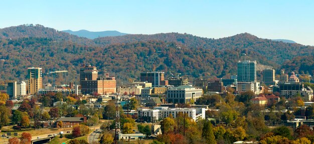 Luchtbeeld van de stad Asheville in North Carolina met hoge gebouwen en bergheuvels in de verte