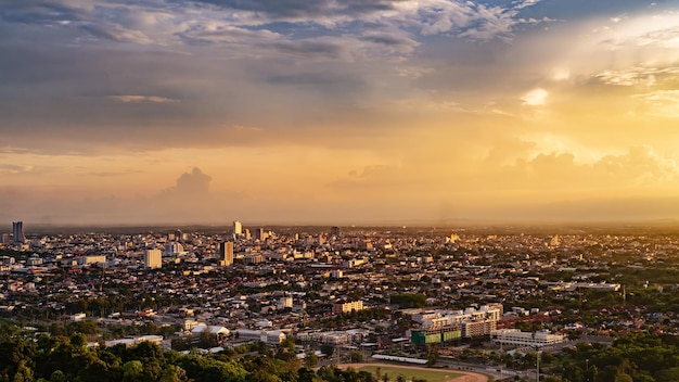 Luchtbeeld van de stad bij zonsondergang