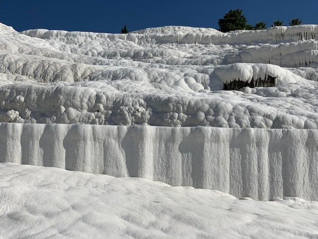 Foto luchtbeeld van de stad bij zoutterrassen in pamukkale in turkije