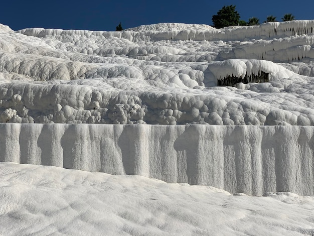 Luchtbeeld van de stad bij zoutterrassen in Pamukkale in Turkije