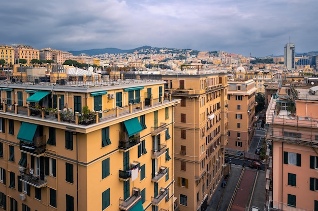 Luchtbeeld van de stad met kleurrijke gebouwen op heuvels onder een bewolkte hemel overdag Genua Italië