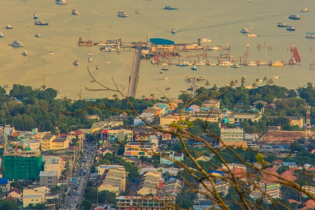 Foto luchtbeeld van de stad tegen de lucht