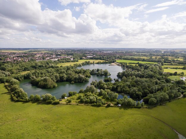 Foto luchtbeeld van de stad tegen de lucht