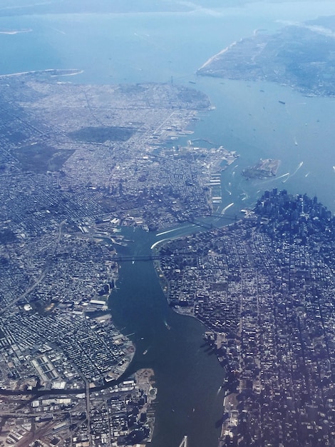 Luchtbeeld van de stad vanaf de zee