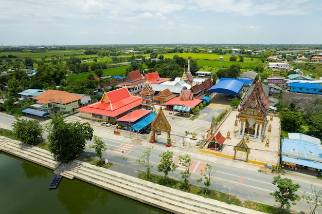 Luchtbeeld van de stad vanaf een vliegende drone bij Wat Prem Prachakon Chiang Rak Noi Bang Pain District Phra Nakhon Si AyutthayaThailand