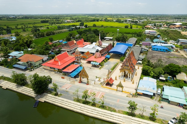 Luchtbeeld van de stad vanaf een vliegende drone bij Wat Prem Prachakon Chiang Rak Noi