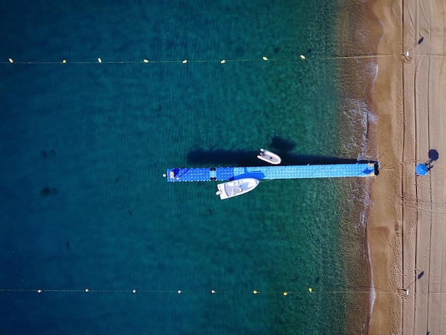Luchtbeeld van de steiger op zee