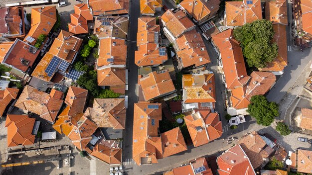 Foto luchtbeeld van de tegeldakken van het oude nessebar en de parkeerplaats van de oude stad aan de zwarte zee kust van bulgarije