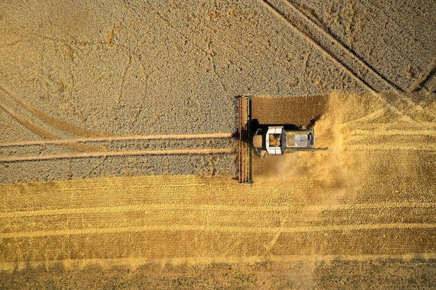 Luchtbeeld van de tractor op het veld