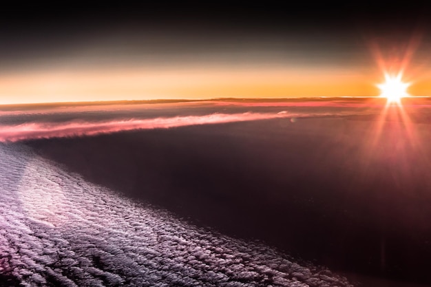 Foto luchtbeeld van de zee tegen de hemel bij zonsondergang