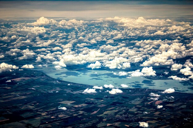 Foto luchtbeeld van de zee tegen de lucht