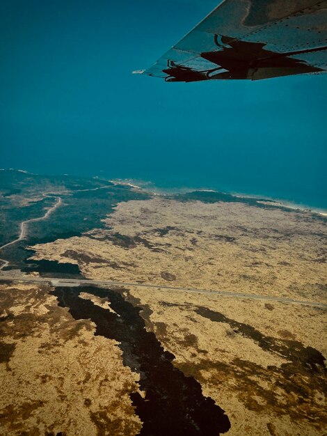 Luchtbeeld van de zee tegen de lucht