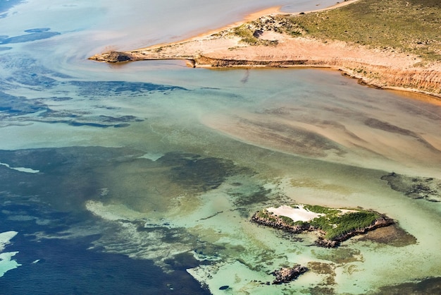 Luchtbeeld van Denham in Shark Bay, Australië
