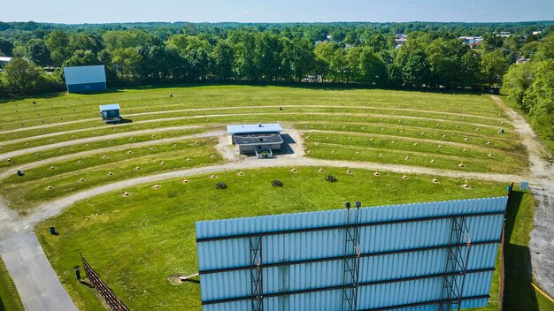 Luchtbeeld van DriveIn Theater Layout in landelijke omgeving
