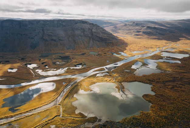 Luchtbeeld van een arctische rivier tegen de lucht