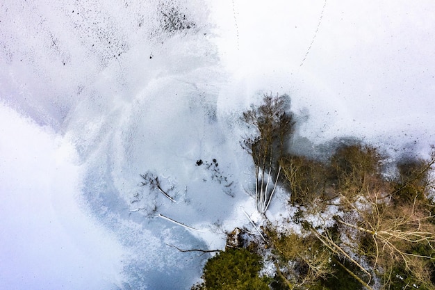 Luchtbeeld van een bevroren meer van boven