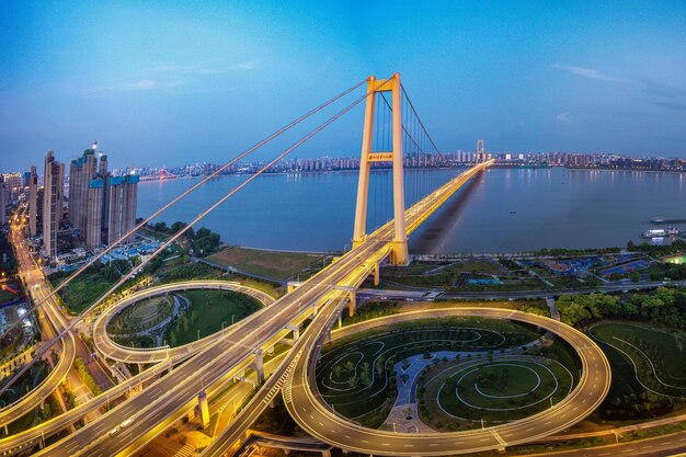 Luchtbeeld van een brug in de stad