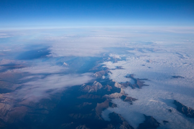 Luchtbeeld van een dramatisch landschap tegen de lucht