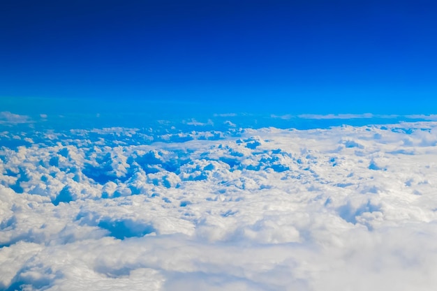 Luchtbeeld van een dramatisch landschap tegen een heldere blauwe hemel