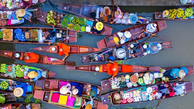 Luchtbeeld van een drijvende markt in een rivier