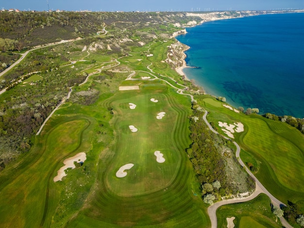 Foto luchtbeeld van een golfbaan bij de zee