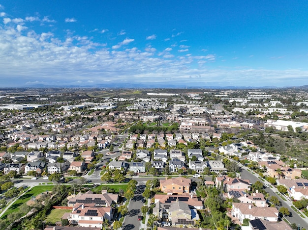 Luchtbeeld van een grootschalige villa in de rijke woonwijk Carlsbad, Zuid-Californië, VS.