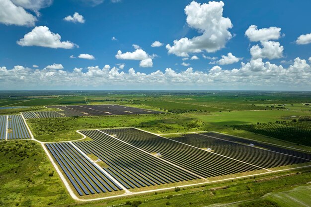 Luchtbeeld van een grote duurzame elektriciteitscentrale met rijen zonne-fotovoltaïsche panelen voor de productie van schone elektriciteit Concept van hernieuwbare elektriciteit met nul-emissie