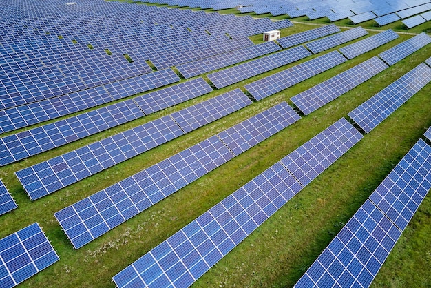 Luchtbeeld van een grote duurzame elektriciteitscentrale met vele rijen zonne-fotovoltaïsche panelen voor de productie van schone elektriciteit Hernieuwbare elektriciteit met nulemissieconcept