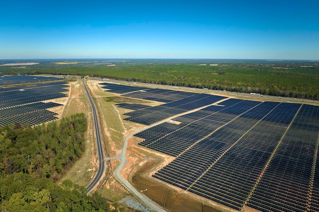 Foto luchtbeeld van een grote duurzame elektriciteitscentrale met vele rijen zonne-fotovoltaïsche panelen voor de productie van schone elektriciteit hernieuwbare elektriciteit met nulemissieconcept