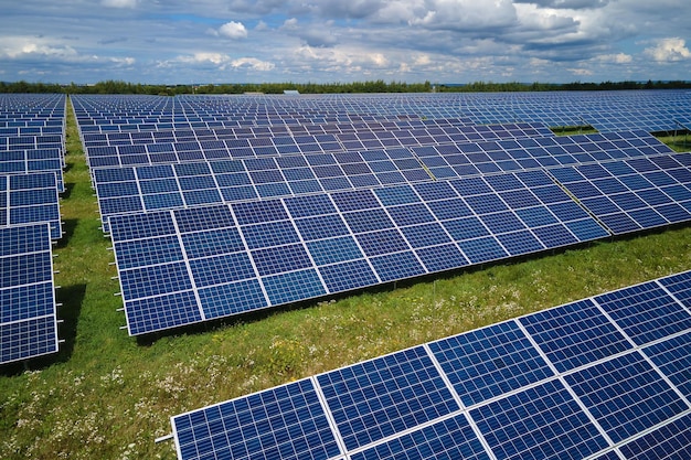 Foto luchtbeeld van een grote duurzame elektriciteitscentrale met vele rijen zonne-fotovoltaïsche panelen voor de productie van schone elektriciteit hernieuwbare elektriciteit met nulemissieconcept