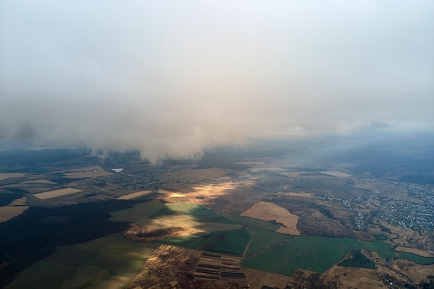 Luchtbeeld van een grote hoogte van de aarde bedekt met opgeblazen regenwolken die zich vormen voor een regenbui