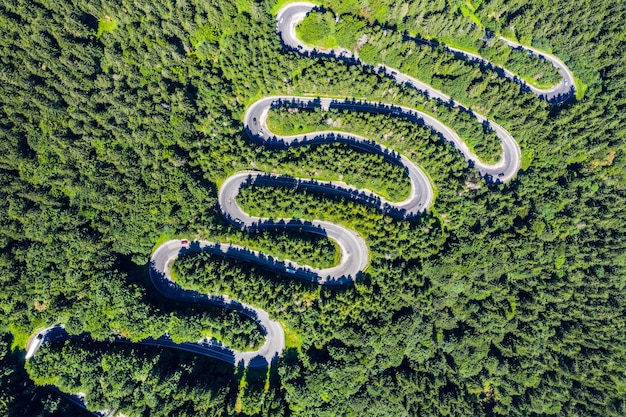 Foto luchtbeeld van een kronkelende weg in een groen bos