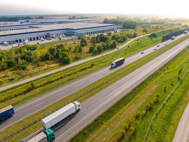 Luchtbeeld van een logistiek centrum voor goederenopslag in een industriële stadszone vanaf luchtvoertuigen