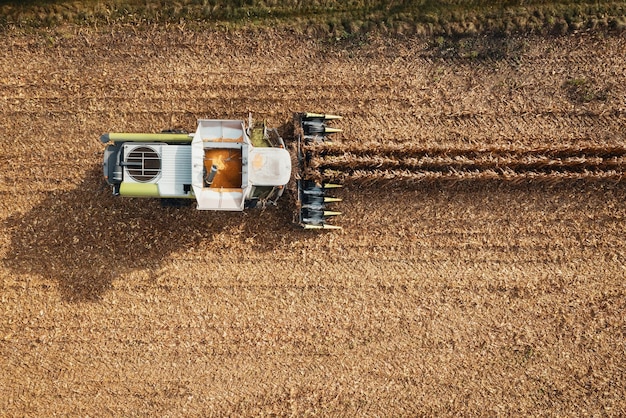 Luchtbeeld van een maïssameling met een moderne machine voor effectieve oogst