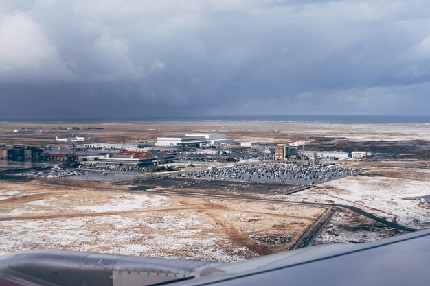 Foto luchtbeeld van een met sneeuw bedekt landschap tegen de lucht