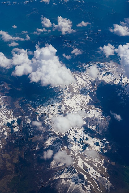 Luchtbeeld van een met sneeuw bedekte berg tegen de lucht