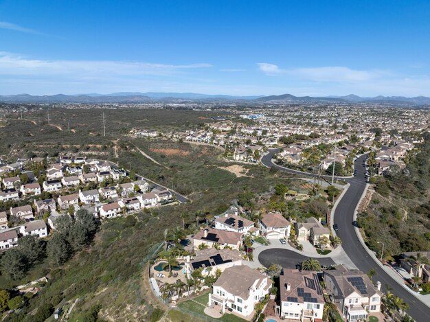 Luchtbeeld van een middenklasse wijk met woonwoningen en huizen in San Diego.