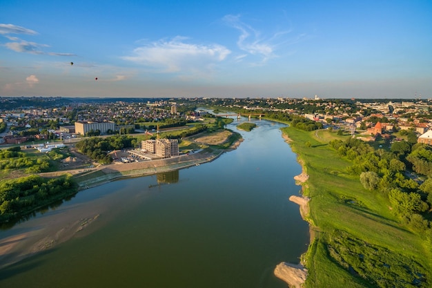 Luchtbeeld van een rivier in het stadslandschap
