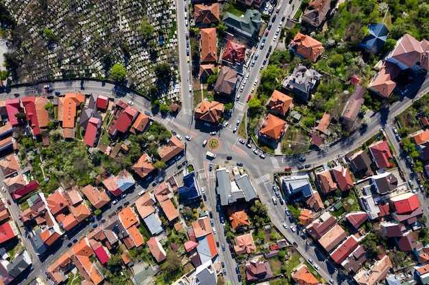Luchtbeeld van een straat te midden van gebouwen in de stad