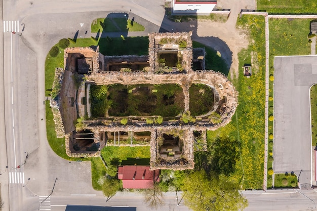 Luchtbeeld van een verlaten tempel of katholieke kerk zonder dak op het platteland