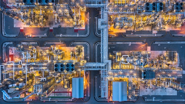 Luchtbeeld van een verlichte fabriek in de stad's nachts