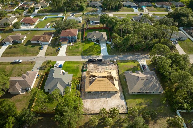 Foto luchtbeeld van een voorstedelijk privéhuis met een houten dak in aanbouw in een rustig landelijk gebied in florida