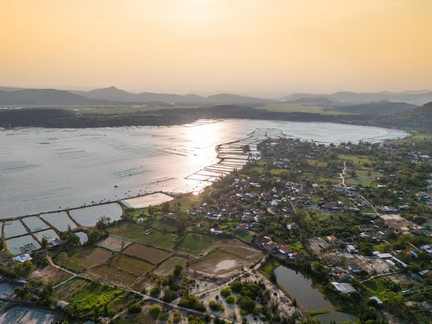 Luchtbeeld van een vreedzaam dorp naast de lagune O Loan bij zonsondergang in de provincie Phu Yen in Vietnam