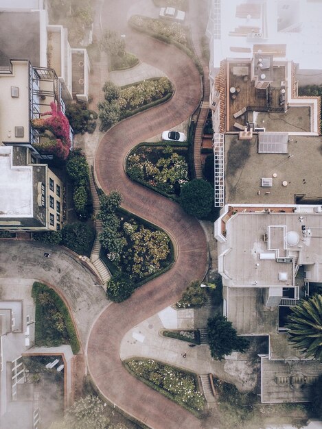 Foto luchtbeeld van een weg tussen gebouwen in de stad