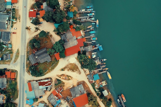 Luchtbeeld van gebouwen en de zee in de stad